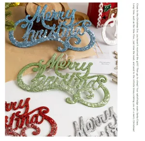 Glitzernde Frohe Weihnachten Hängedekoration Detailaufnahme, bunte Party Requisiten.