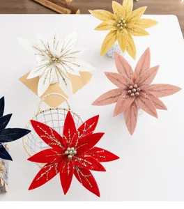 Detailansicht farbiger Samt künstliche Weihnacht Blumen mit Glitzer und Pailletten für Dekoration.