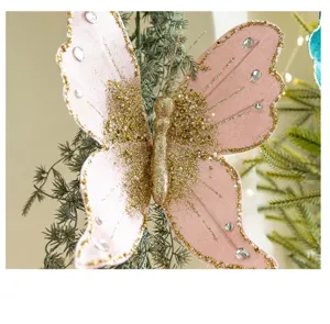 Detailansicht eines rosa Stoff-Glitter-Schmetterlings als Weihnachtsbaum-Hängeornament.