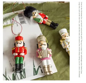 Weihnachten Harz Nussknacker Soldat Ornament Set, detaillierte Weihnachtsdeko für Baum und Tisch.