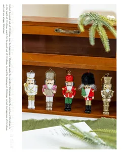 Weihnachtliche Harz Nussknacker Soldat Anhänger für Christbaum Deko Detailaufnahme
