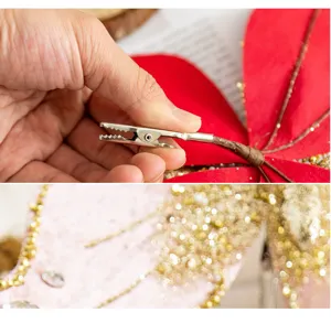 Exquisite Details der Weihnachts-Blumenklammer mit Stoff, Glitzer und funkelnden Strasssteinen.