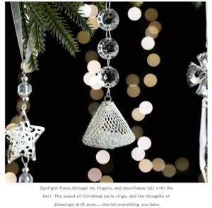 Detailaufnahme von funkelnden Acryl Kristall Weihnachtsbaum Anhängern mit schickem Bokeh.