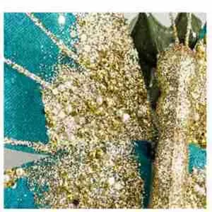 Nahaufnahme Detail des blau-goldenen Glitzer-Schmetterlings als Weihnachtsbaumschmuck.