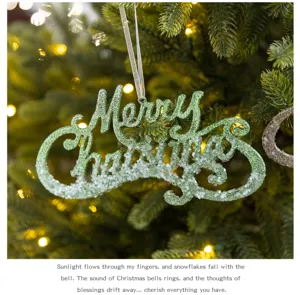 Nahaufnahme des grünen Glitzer Weihnachtsletterornaments hängend an einem festlichen Baum.