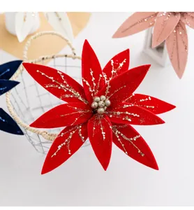 Detailaufnahme einer roten Samt Weihnachtsblume mit funkelndem Glitzer und Pailletten.