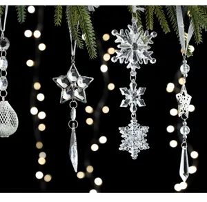 Detailansicht von transparenten Acryl Christbaumschmuck Stern und Schneeflocken Hänger.