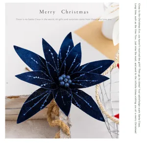 Blaue Samt Weihnacht Blume Detailansicht, glitzernde kuenstliche Poinsettia fuer Deko.