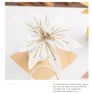 Weißer künstlicher Weihnachtsblumen mit goldenem Glitzer, ideale Feiertagsdekoration.