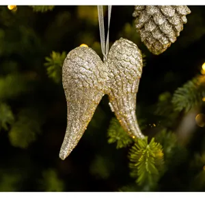 Goldener glitzernder Engelsschwingen Weihnachtsbaum Hängeornament Detail Dekor.
