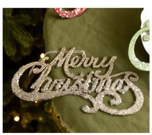 Glänzendes Merry Christmas Buchstaben Schild Detailaufnahme für Weihnachts Deko.