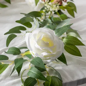 Künstliche weiße Rosen Rebe mit grünen Blättern für Hochzeit und Heimtisch Dekoration.