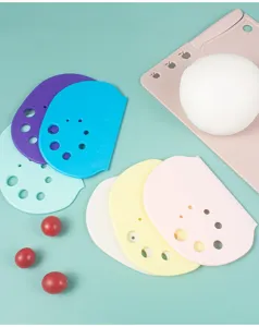 Rascador de masa plástico con agujeros graduados, herramienta de repostería colorida vista de detalle