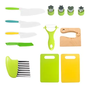 Set de cuchillos de cocina de plástico seguros para niños con tablas y cortadores de frutas.