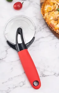 Rvs pizzasnijder met scherp mes en ergonomisch kunststof handvat voor eenvoudig snijden thuis.