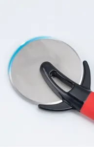 Detail van de roestvrijstalen pizzasnijder met scherpe ronde rolmes en ergonomische handgreep.
