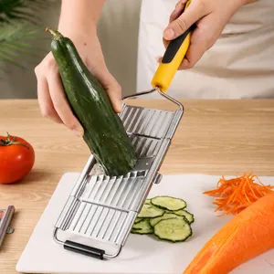 Tagliaverdure e grattugia multifunzione in acciaio inossidabile per uso in cucina.