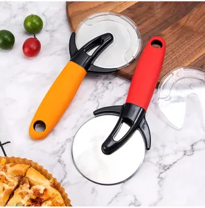 RVS pizzames snijder wiel met beschermkap en ergonomisch kunststof handvat detailweergave.