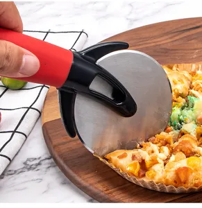 Roestvrijstalen pizzaroller met ergonomische handgreep voor het snijden van pizza en taart.