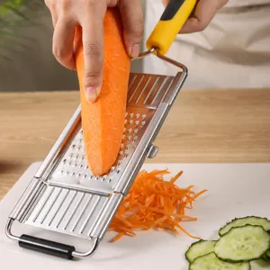 Grattugia e affettaverdure da cucina multifunzione in acciaio inox con manico giallo.