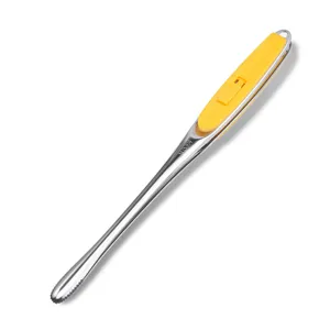 Dénoyauteur de fruits en acier inoxydable avec poignée jaune, outil de cuisine pour préparation.