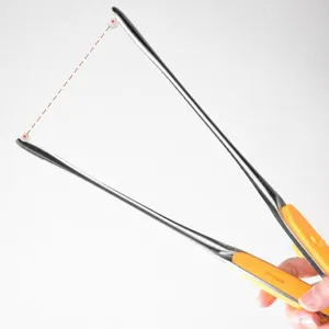 Pince alimentaire en acier inoxydable pour barbecue, grill et cuisine avec poignée jaune.