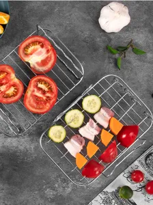 Grille double couche en acier inoxydable pour friteuse à air avec brochettes pour cuire et griller.