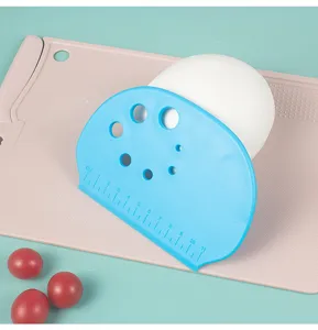 Rascador de masa de plástico azul con escala de medida clara para repostería, pasteles y cocina.