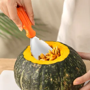 Herramienta profesional de tallado de calabaza con mango naranja y rascador de acero.