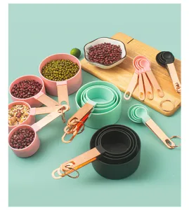Juego de tazas y cucharas medidoras de plástico con mangos de acero inoxidable.