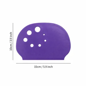 Rasqueta de plastico morada para reposteria con escala y agujeros de cocina.
