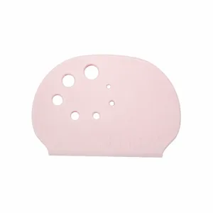 Rascador de masa de plástico rosa con escala de medición y agujeros para repostería y tartas