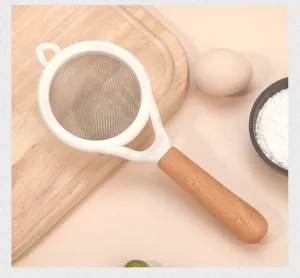 Tamis a farine en acier inoxydable avec manche en bois filtre a mailles fines pour la cuisine.