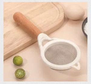 Tamis a farine en acier inoxydable avec manche en bois, passoire de cuisine pratique.