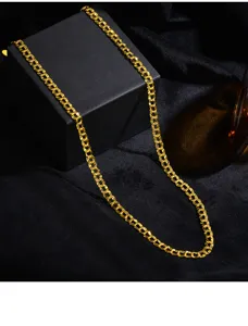 Nahaufnahme der eleganten goldenen Doppelkette auf einer edlen schwarzen Geschenkbox.