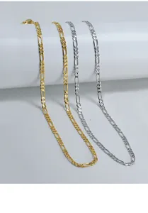 Primo piano dettagliato della classica collana con catena Figaro in oro e argento, maglia minimali.