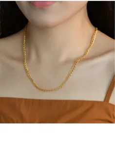 Nahaufnahme Detailaufnahme der Sterlingsilber Doppel Lippen Kette Halskette am Hals stilvoll.