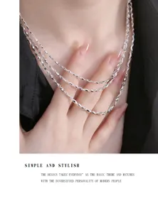 Nahaufnahme der silbernen Yuanbao-Kette mit feinem Metallglanz und eleganter Textur.