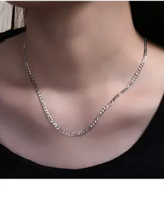 Primo piano dettagliato della collana con catena Figaro in argento sterling 925.