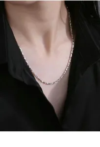 Detailaufnahme einer eleganten Sterlingsilber Gliederkette am Hals für tolle Looks.