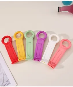 Apribottiglie in plastica colorata, apriscatole portatile e supporto per telefono per bevande.