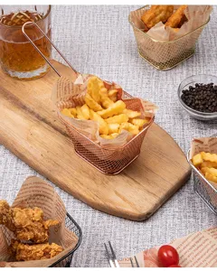 Vue détaillée du panier à frites en fil métallique, idéal pour la présentation de snacks.
