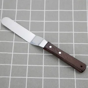 Edelstahlspatel mit Holzgriff zum Bestreichen von Kuchen, Glätten von Cremes und Backen.