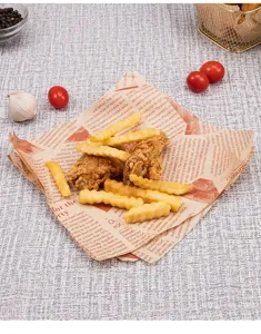 Délicieux poulet frit et frites croustillantes servis sur du papier sulfurisé imprimé.