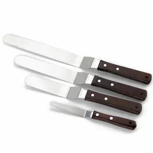 Edelstahl Winkelpaletten Set mit Holzgriffen für professionelles Dekorieren von Kuchen.