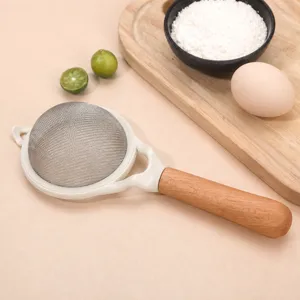 Tamis a farine en acier inoxydable avec manche en bois pour cuisine et patisserie