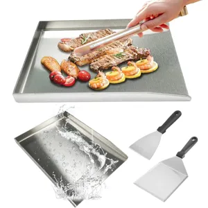 Set piastra per barbecue in acciaio inossidabile con due spatole per cucina all'aperto.