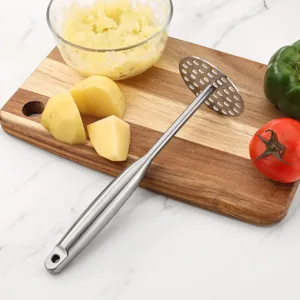 Presse-purée robuste en acier inoxydable, outil de cuisine idéal pour écraser les aliments.