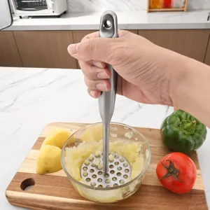Presse-purée en acier inoxydable pour cuisine, outil pratique pour purée et repas de bébé.