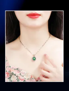 Collana con ciondolo girasole in agata verde argento S925, elegante dettaglio gemma ovale vintage.